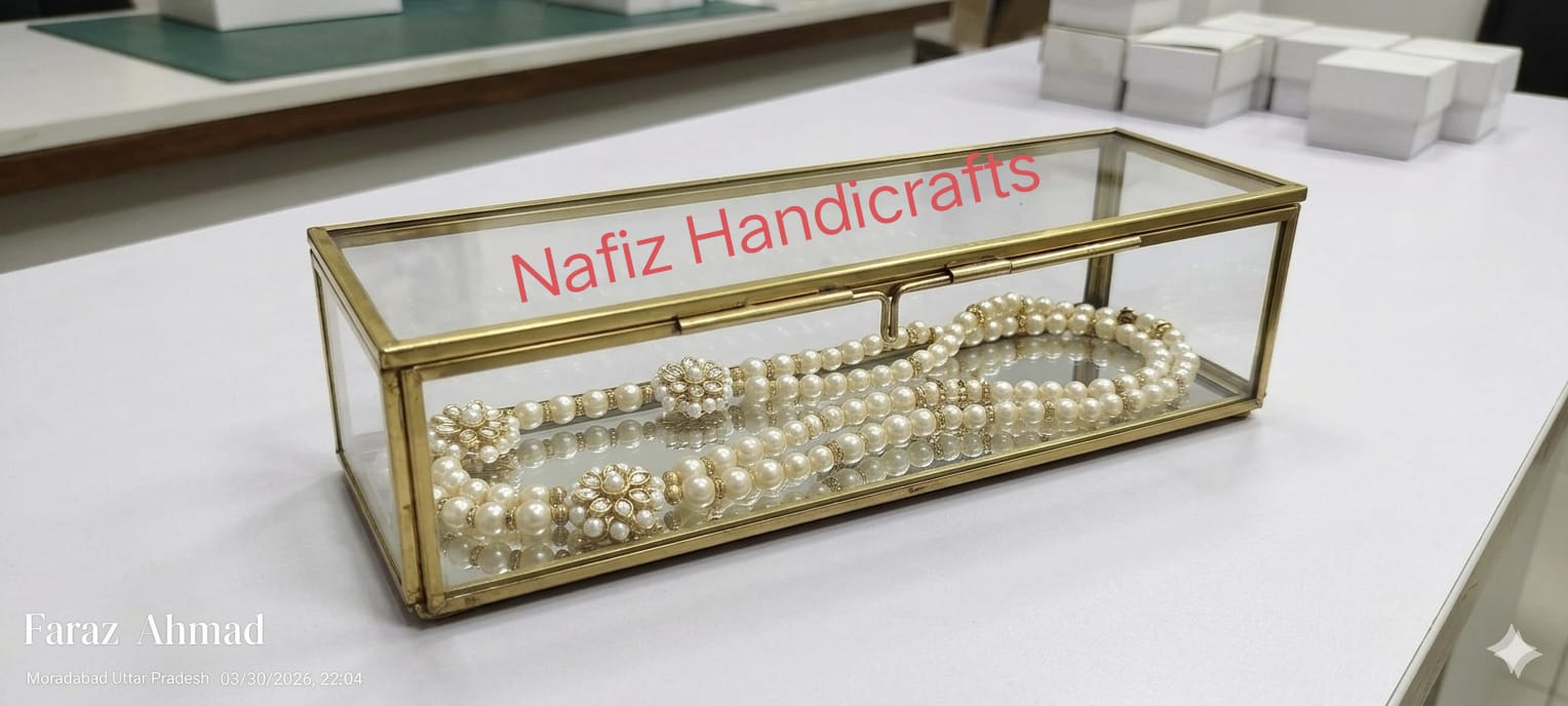 Exquisite Pearl and Kundan Necklace in Brass Display Box - Image 4
