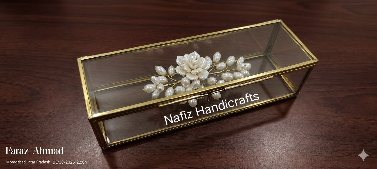 Exquisite Pearl and Kundan Necklace in Brass Display Box - Image 5